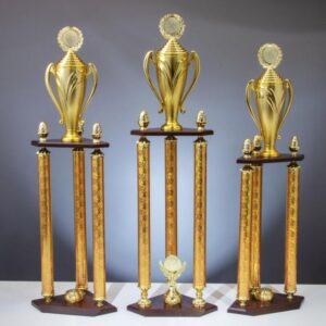Goldener 3-Säulenpokal mit Plastikkelch Abstufungen in 4 cm Schritten