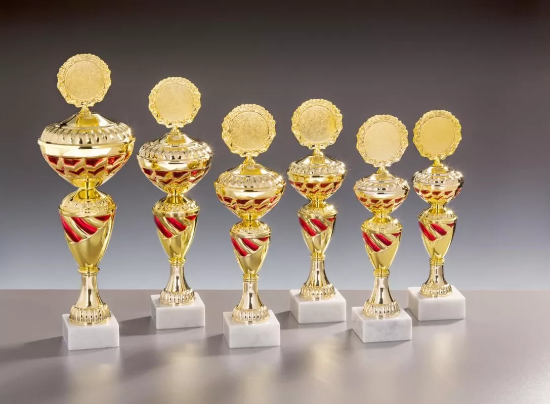Goldpokale mit Farbe